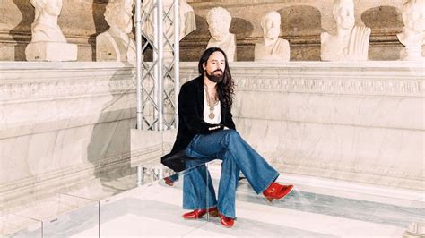 stilista gucci anni 90|Alessandro Michele da Gucci: il suo stile in 7 pezzi .